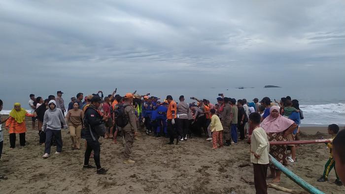 masyarakat evakuasi korban tenggelam di padang 5/8/2025