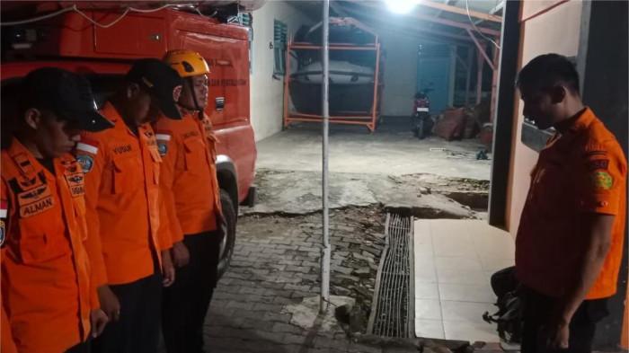PENCARIAN ORANG HANYUT- Sejumlah personil Basarnas Padang yang dikirimkan untuk membantu pencarian korban hanyut di Batang Ombilin, Kota Sawahlunto, Sumatera Barat, Minggu (28/9/2025). Saat kejadian, korban diduga tergelincir ketika sedang beraktivitas di tepi sungai, lalu jatuh dan terseret arus yang cukup deras.