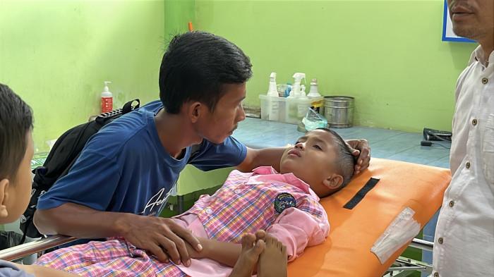 KERACUNAN MBG- Seorang pasien anak-anak yang ditemani orang tuanya mendapatkan perawatan diduga mengalami keracunan usai mengonsumsi makanan dari program Makan Bergizi Gratis (MBG) di Kabupaten Agam, Sumatera Barat, Kamis (2/10/2025).