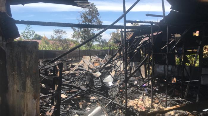 KEBAKARAN DI BUKITTINGGI- Penampakan sisa bangunan yang hangus terbakar di Kelurahan Birugo Bungo, Kecamatan Aur Birugo Tigo Baleh (ABTB), Kota Bukittinggi, Sumatera Barat, Selasa (28/10/2025) siang.