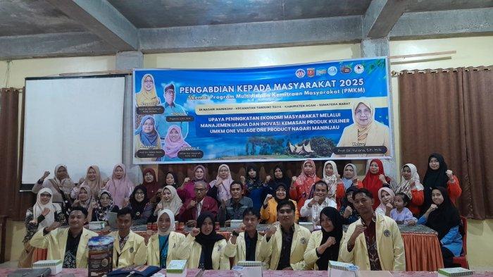 PENELITIAN DAN PENGABDIAN- Mahasiswa Universitas Negeri Padang (UNP) berfoto bersama pelaku UMKM Nagari Maninjau, Kabupaten Agam, Sumatera Barat, dalam kegiatan Pengabdian Kepada Masyarakat (PKM) terkait manajemen usaha dan inovasi kemasan, September 2025