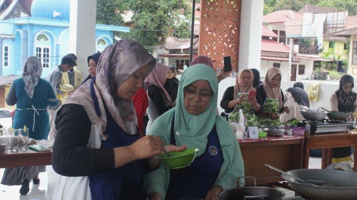PENELITIAN DAN PENGABDIAN- Peserta UMKM Nagari Maninjau saat melakukan praktik pengolahan produk kuliner bersama tim dosen dan mahasiswa Universitas Negeri Padang (UNP) dalam kegiatan Pengabdian Kepada Masyarakat (PKM), September 2025.