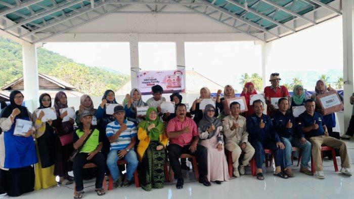 PENELITIAN DAN PENGABDIAN- Peserta UMKM Nagari Maninjau menerima sertifikat usai mengikuti pendampingan Program Pengabdian Kepada Masyarakat (PKM) Universitas Negeri Padang (UNP) tentang manajemen usaha dan inovasi kemasan, September 2025.