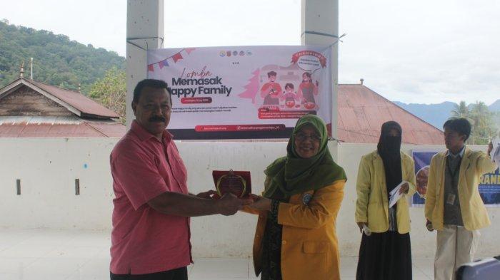 PENELITIAN DAN PENGABDIAN- Ketua tim Pengabdian Kepada Masyarakat (PKM) Universitas Negeri Padang (UNP) menyerahkan plakat penghargaan kepada Wali Nagari Maninjau, Harmen Yasin, sebagai bentuk apresiasi atas dukungan dalam pelaksanaan program pendampingan UMKM, September 2025.