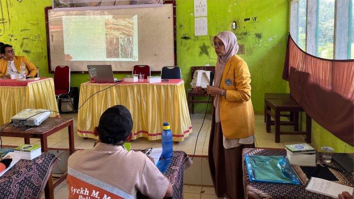 PENELITIAN DAN PENGABDIAN- Dosen Universitas Negeri Padang (UNP), Bali Yana Fitri, M.Pd., menjelaskan materi pembuatan pupuk organik cair (POC) kepada guru dan santri Pondok Pesantren Pertanian Syech M. Muhsin di Nagari Sirukam, Kecamatan Payung Sekaki, Kabupaten Solok, Sumatera Barat, Sabtu (25/10/2025).