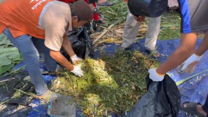 PENELITIAN DAN PENGABDIAN- Guru dan santri Pondok Pesantren Pertanian Syech M. Muhsin antusias mengikuti praktik pembuatan pupuk organik cair (POC) bersama tim dosen pengabdian Universitas Negeri Padang (UNP) di Nagari Sirukam, Kecamatan Payung Sekaki, Kabupaten Solok, Sumatera Barat, Minggu (26/10/2025).