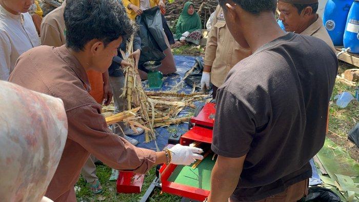 PENELITIAN DAN PENGABDIAN- Santri Pondok Pesantren Pertanian Syech M. Muhsin mencoba menggunakan alat yang digunakan pembuatan pupuk organik cair (POC) bersama tim pengabdian dosen Universitas Negeri Padang (UNP) di Nagari Sirukam, Kecamatan Payung Sekaki, Kabupaten Solok, Sumatera Barat, Minggu (26/10/2025).