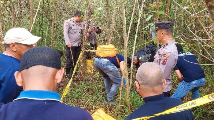 PENEMUAN TENGKORAK MANUSIA- Petugas kepolisian saat berada di lokasi penemuan tulang belulang manusia di Jorong Tabek Sarojo, Nagari Guguak Tabek Sarojo, Kecamatan IV Koto, Kabupaten Agam, Sumatera Barat, Jumat (3/10/2025).