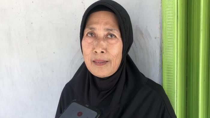 KORBAN TERDAMPAK KEBAKARAN- Eti (65), pedagang barang harian di kawasan Pemancungan, Kecamatan Padang Selatan, Kota Padang, Sumatera Barat, Jumat (10/10/2025). Tak satu pun barang dagangannya bisa diselamatkan.