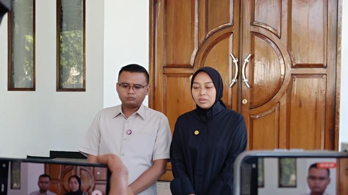 BIANG KELADI - Maula Akbar dan Wakil Bupati Garut Putri Karlina memberikan keterangan kepada wartawan di rumah dinas wakil bupati, Jalan Patriot, Kabupaten Garut, Jawa Barat, Sabtu (19/7/2025). Biang Keladi Sebarkan Info Makan Gratis di Hajatan Anak Dedi Mulyadi