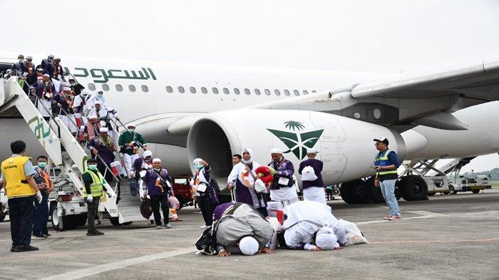 TIBA DI PALEMBANG - Debarkasi Palembang menyambut kepulangan 369 jemaah haji Kloter 2 yang berasal dari Palembang, Musi Banyuasin, dan Empat Lawang pada Sabtu (14/6/2025). Satu jemaah dibawa ke rumah sakit Siti Fatimah Palembang.