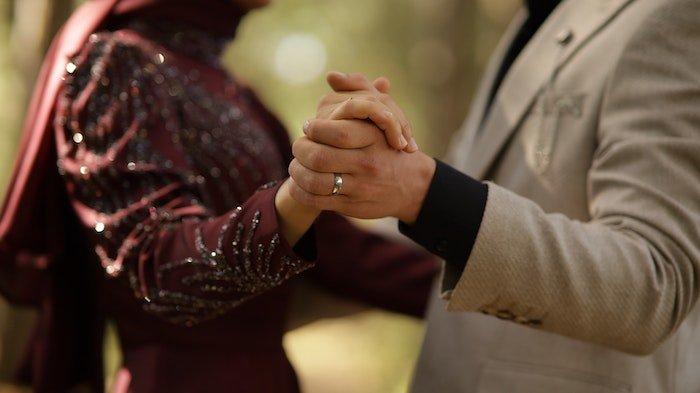 PERNIKAHAN BEDA USIA - Foto Ilutrasi, seorang petani berusia 73 tahun, Sai’un, mempersunting perempuan berusia 27 tahun, Bunga Fitri, dalam sebuah prosesi sederhana namun sarat makna.