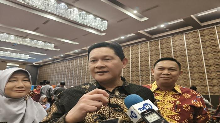 BERI KETERANG - Kepala Dinas Kesehaan Sumsel Trisnawarman saat di Hotel Harper Palembang, Selasa (30/9/2025).Satuan Pelayanan Pemenuhan Gizi (SPPG) yang bekerja sama dengan program Bantuan Gizi Nasional (BGN) di Sumatera Selatan (Sumsel) diberikan waktu 1 bulan untuk melengkapi syarat sertifikat laik hygiene sanitasi (SLHS).