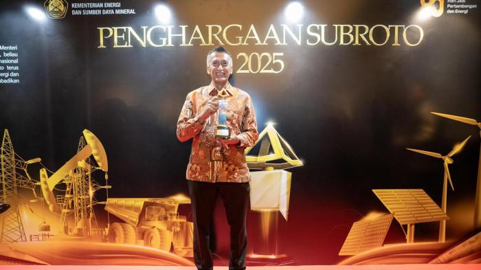 Kilang Pertamina Plaju meraih Penghargaan Subroto 2025 untuk kategori Pembinaan Keselamatan Migas dan Optimalisasi Gas Suar, yang diselenggarakan oleh Kementerian Energi dan Sumber Daya Mineral (ESDM). Penghargaan tersebut diterima langsung oleh General Manager RU III PT Kilang Pertamina Internasional, Khabibullah Khanafie, pada Jumat (24/10/2025) di Malam Penganugerahan Subroto 2025 di Jakarta.