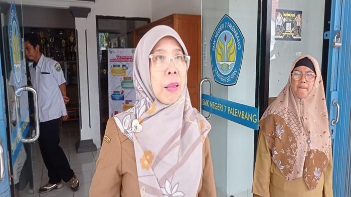 BERI KETERANGAN - Maya Handayani, yang menjabat sebagai Kepala Program Studi (Kaprodi) Teknik Sepeda Motor (TSM) di SMKN 7 Palembang.