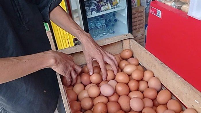 HARGA TELUR - Harga telur ayam di pasar tradisional Tangga Buntung dan Pasar Simpang Suroh 30 Ilir bervariasi antara Rp 25.000-27.000 per kilogram.