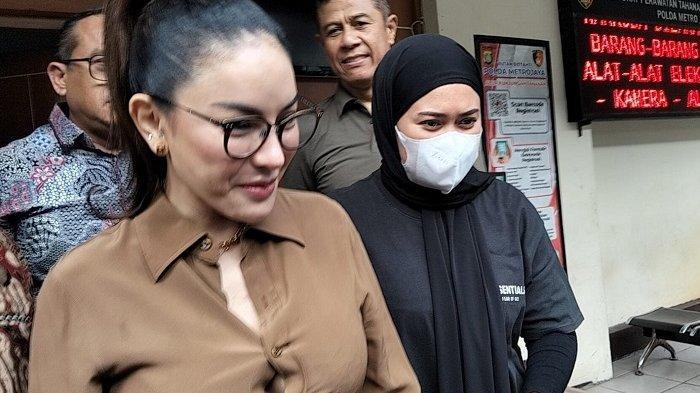 NIKITA SOMASI - Tersangka Nikita Mirzani dan asistennya Mail Syahputra dari rutan Polda Metro Jaya ke rutan Kejaksaan Negeri Jakarta Selatan pada Kamis (5/6/2025). Rekening Koran Prioritas Dibongkar, Nikita Mirzani Somasi BCA