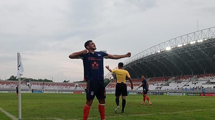 SELEBRASI JUNINHO CABRAL - Striker Juninho Cabral melakukan selebrasi memanah usai mencetak gol pertama Sumsel United laga kelima Pegadaian Championship 2025/26 di Stadion Gelora Sriwijaya Jakabaring Palembang, Minggu (12/10/2025) sore. Sumsel United berhasil membungkam Persekat Tegal dengan Skor 2-0.