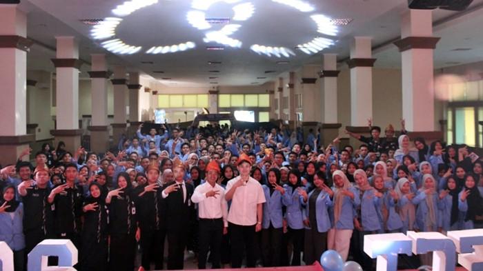 EFFECT 2025 - Tekkim Fair 2025 jadi penutup meriah EFFECT 2025, menampilkan alat dan teknologi jurusan Teknik Kimia serta memperkenalkan dunia teknik kepada pelajar sekolah menengah.