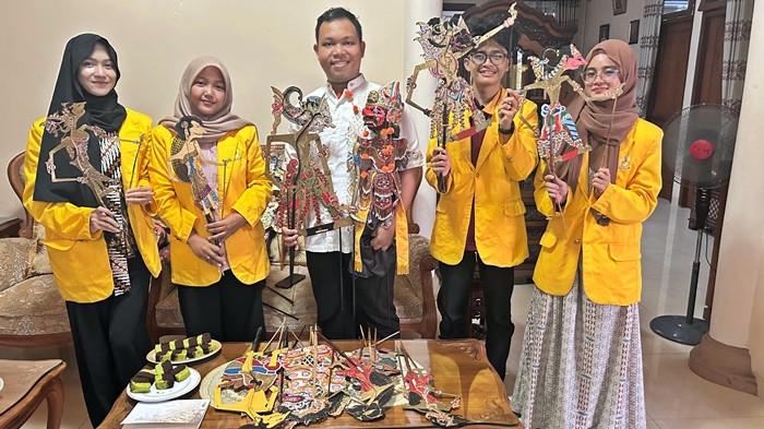 WayangVerse - Tim PKM-VGK Universitas Sriwijaya berhasil lolos pendanaan Kemdikbudristek lewat gagasan inovatif WayangVerse, platform metaverse yang dirancang untuk melestarikan seni wayang kulit di era digital.