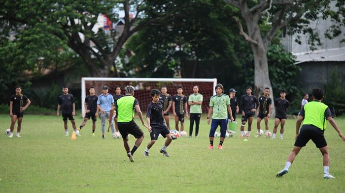 FOKUS KEMENANGAN PERDANA - Head coach Budi Sudarsono meminta skuat Sriwijaya FC fokus mengincar kemenangan perdana kompetisi Pegadaian Championship 2025/26.