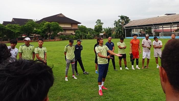 BRIEFING PEMAIN SFC - Pelatih anyar Budi Sudarsono didampingi jajaran pelatif SFC membriefing pemain usai memimpin latihan tim Sriwijaya FC di Lapangan SMA Xaverius 1 Jl Bangau Palembang, Selasa (21/10/2025) sore.