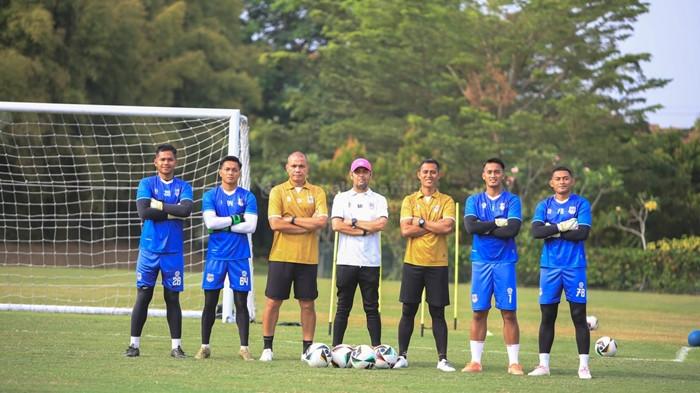 DAFTAR 4 KIPER - Daftar kiper Sumsel United yang disiapkan mengarungi Kompetisi Pegadaian Championship 2025/26. Dari kiri: kiper Mulyadi Rani, Panggih Triatmojo, Dicki Agung Setiawan, dan Rizky Maulana bersama pelatih kiper Sahari Gultom, head coach Nil Maizar, dan Asisten Pelatih Kiper Wais Al Qorni.