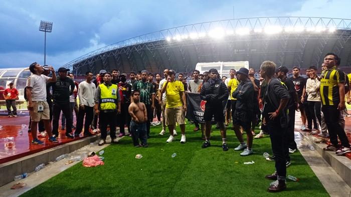 TENANGKAN PENONTON SFC - Wapres Sriwijaya FC Mohammad David, Direktur Olahraga PT SOM Anggoro Prajesta, Head Coach Joe Berry, Ketuua Umum Singa Mania Yayan Hariansyah beserta ofisial dan para pemain menenangkan dan memberikan penjelasan kepada para penonton pasca tuan rumah dikalahkan Persekat Tegal 0-1 pada laga keenam Pegadaian Championship 2025/26 di Stadion Gelora Sriwijaya Jakabaring Palembang, Jumat (17/10/2025) sore.