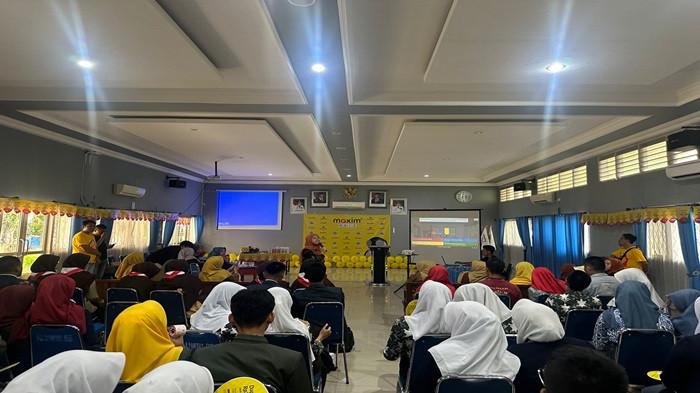 KOMPETISI - Perusahaan layanan transportasi online Maxim berkolaborasi dengan Dinas Pendidikan Provinsi Sumatera Selatan menyelenggarakan kompetisi “Maxim Quiz: English Brain Game”, sebuah ajang adu kecerdasan berbahasa Inggris yang diikuti lebih dari 20 SMA dan sederajat.