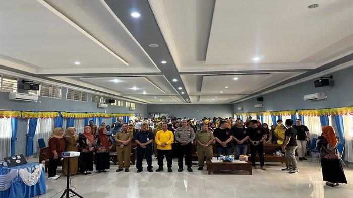 FOTO BERSAMA - Perusahaan layanan transportasi online Maxim berkolaborasi dengan Dinas Pendidikan Provinsi Sumatera Selatan menyelenggarakan kompetisi “Maxim Quiz: English Brain Game”, sebuah ajang adu kecerdasan berbahasa Inggris yang diikuti lebih dari 20 SMA dan sederajat.