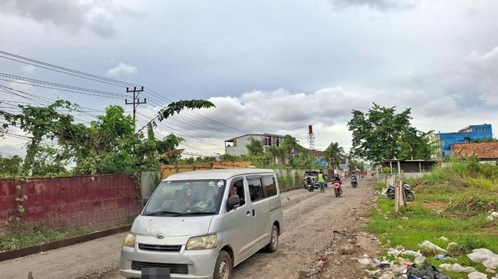 TEGAL BINANGUN - Proyek peningkatan jalan poros Tegal Binangun di Banyuasin resmi dimulai untuk memperbaiki akses utama Palembang–Banyuasin yang rusak parah.