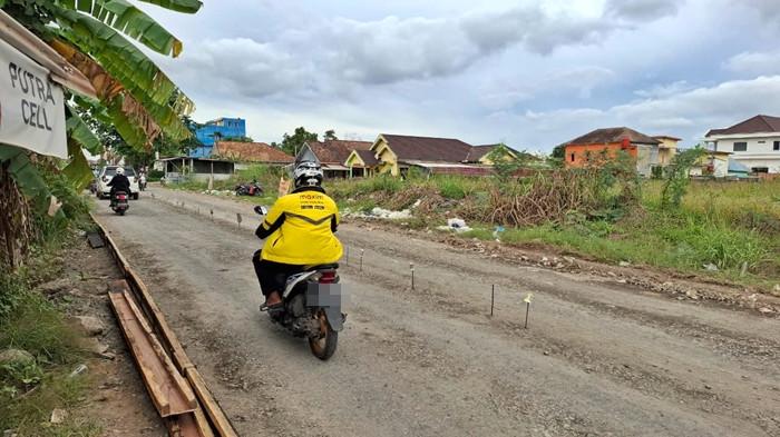 TEGAL BINANGUN - Jalan poros Tegal Binangun sepanjang 660 meter mulai diperbaiki oleh Dinas PUPR Banyuasin, demi mendukung mobilitas warga dan ekonomi daerah.