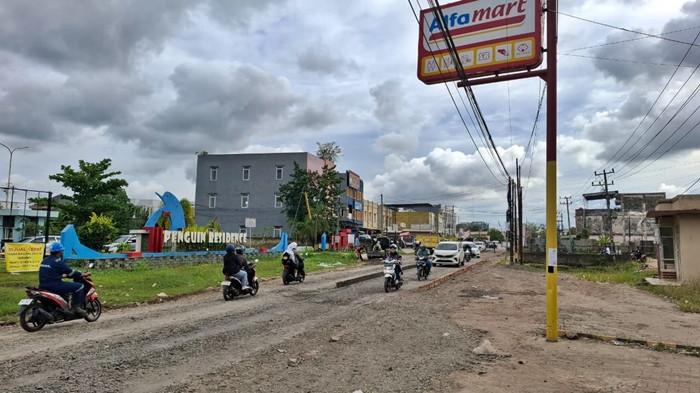 TEGAL BINANGUN - Perbaikan jalan senilai Rp3,95 miliar ini diharapkan mengakhiri keluhan warga tentang jalan berlubang yang kerap tergenang air saat hujan.