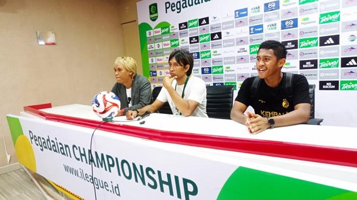 PRESKON SRIWIJAYA FC - Head coach Sriwijaya FC Budi Sudarsono didampingi kapten tim Ganjar Mukti Muhardiyana melakukan preskon usai laga ketujuh Pegadaian Championship saat dikalahkan FC Bekasi City 1-3 di Stadion Gelora Sriwijaya Jakabaring Palembang, Minggu (26/10/2025).