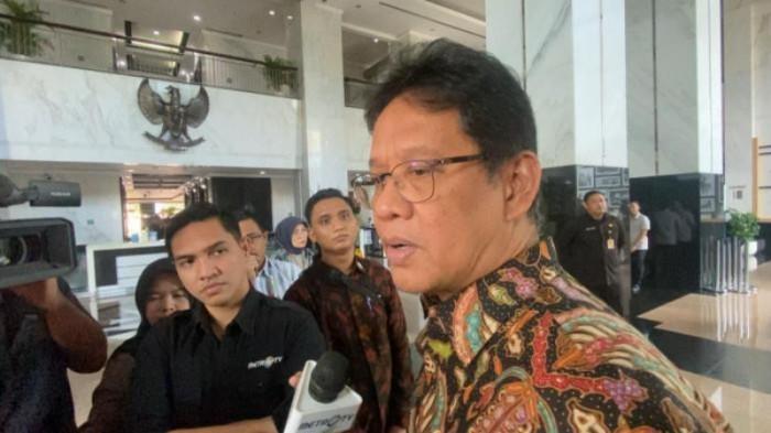 DANA MENGENDAP - Menteri Keuangan Purbaya Yudhi Sadewa saat akan bertemu Direktur Utama (Dirut) PT Pertamina (Persero) Simon Aloysius Mantiri di kantor Kementerian Keuangan, Jakarta Pusat, Kamis (23/10/2025). Suksesor Sri Mulyani ini belum punya rencana untuk bertemu kepala daerah soal dana mengendap.