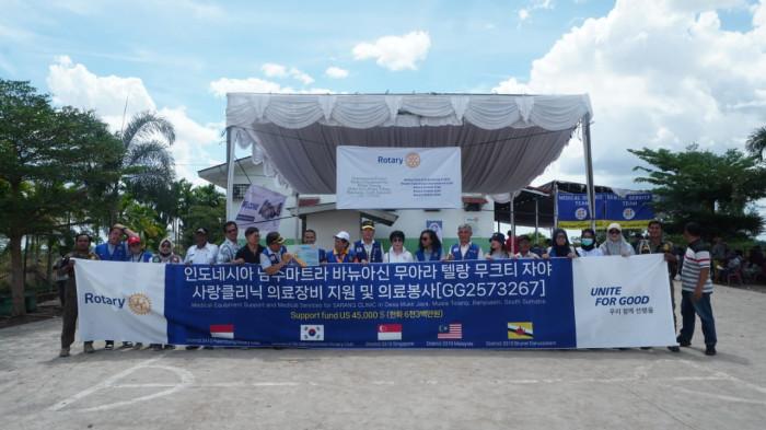 Rotary Club Palembang Bantu Peralatan Medis Lengkap di Klinik Sarang Desa Mukti Jaya Banyuasin