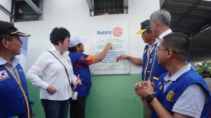 Rotary Club Palembang Bantu Peralatan Medis Lengkap di Klinik Sarang Desa Mukti Jaya Banyuasin