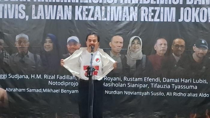 SINDIR LOGO - Pakar Telematika Roy Suryo dan kawan kawan menggelar deklarasi bertemakan 'Tolak Kriminalisasi Akademisi dan Aktivis, Lawan Kezaliman Rezim Jokowi' di Gedung Joeang, Menteng, Jakarta Pusat pada Rabu (22/7/2025). Pakar telematika ini juga menyindir logo gajah yang dipilih menjadi logo PSI.