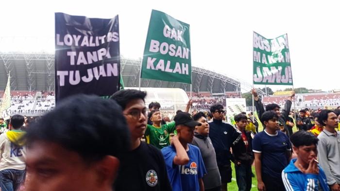 suporter luapkan emosi