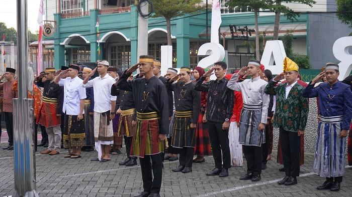 Peserta upacara imigrasi palu