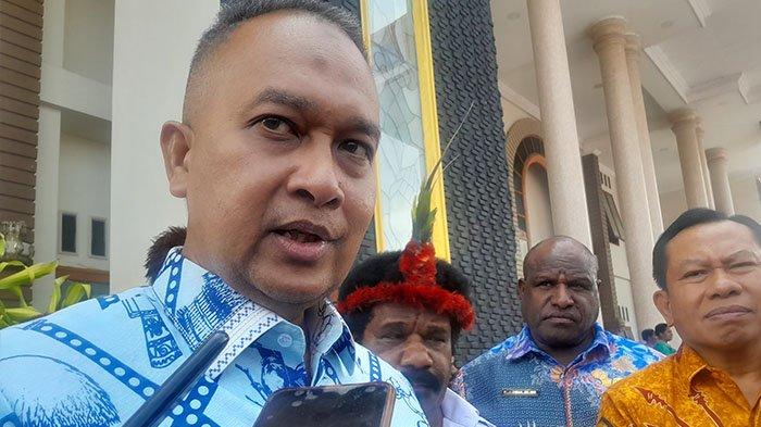 VELIX WANGGAI - Foto dokumen Pj Gubernur Papua Pegunungan, Velix Wanggai didampingi Staf Ahli Preside RI Lenis Kogoya, Sekretaris Daerah Sumule Tumbo saat memberikan keterangan kepada awak media di Wamena.