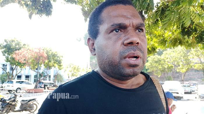 Ketua DPW Papua Barisan Rakyat Kawal Demokrasi Jaga NKRI (Barikade 98) Yulianus Dwaa diwawancaai Tribun-Papua.com, usai menggelar aksi di depan Kantor Gubernur Papua, Selasa (5/8/2025).