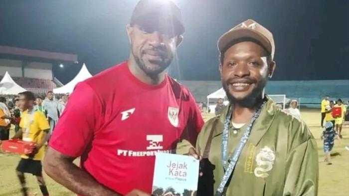 Jurnalis Tribun Papua, Yulianus Magai (kanan) memberikan buku karyanya kepada sang idola, legenda timnas Indonesia dan Persipura Jayapura, Boaz Salosa (kiri) di Stadion Mandala Jayapura. (dok. Pribadi)