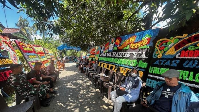 KORBAN KKB PAPUA – Karangan bunga berjejer di lorong menuju rumah almarhum Letda Inf Fauzi Ahmad Sulkarnain, Kecamatan Ma’rang, Kabupaten Pangkep, Sulsel, Senin (13/10/2025). Prajurit muda TNI ini gugur dalam kontak tembak dengan KKB di Papua Pegunungan.