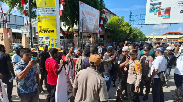 AKSI MASSA - Kelompok Barikade 98 lakukan aksi demo di Jalan Bandara Sentani. Aksi tersebut digelar untuk menyampaikan orasi penolakan terhadap kedatangan Menteri Dalam Negeri Republik (Mendagri) Indonesia di Tanah Papua.