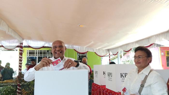 PSU PAPUA - Calon Gubernur Papua, Nomor Urut 01 Benhur Tommy Mano (BTM), bersama Sang Istri saat coblos pada Pemungutan Suara Ulang (PSU) di TPS 04, Kelurahan Wahno, Distrik Abepura, Kota Jayapura, Rabu (6/8/2025).