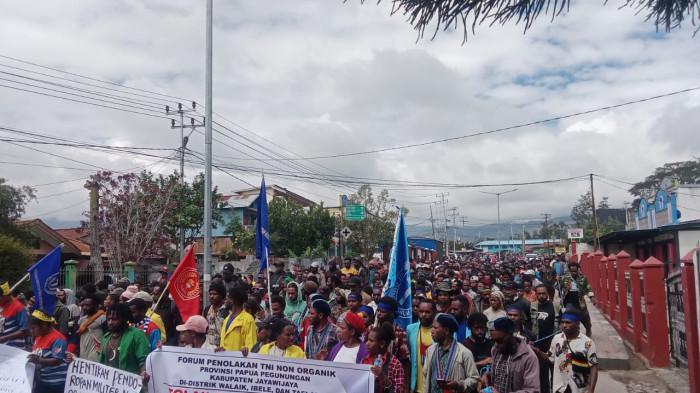 DEMONSTRASI DI WAMENA - Massa bergerak menuju kantor DPR Papua Pegununga untuk menyampaikan aspirasi dalam aksi damai di Wamena, Selasa (02/09/2025).