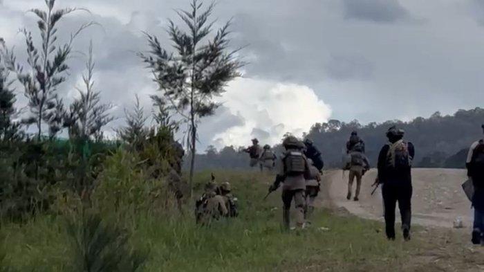 TEROR KKB PAPUA - Satgas Damai Cartenz dan TNI melakukan penyisiran di Bandara Aminggaru, Ilaga, Kabupaten Puncak, Papua Tengah, Rabu (18/6/2025).