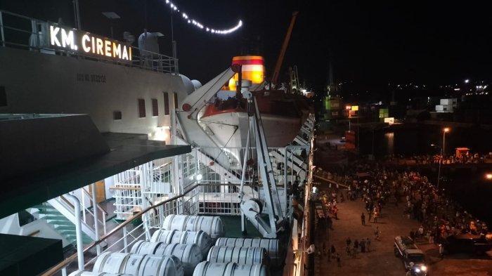 JADWAL KAPAL PELNI - Foto dokumen penumpang di musim mudik Nataru, saat naik dan turun kapal saat KM Ciremai tiba di Pelabuhan Manokwari pada Rabu (20/12/2023) malam. Simak jadwal kapal Pelni rute Sorong ke Serui Oktober 2025. Cek juga pilihan kapal hingga harganya.
