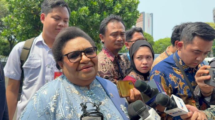 KOMITE PERCEPATAN PEMBANGUNAN PAPUA - Wakil Menteri Dalam Negeri (Wamendagri) Ribka Haluk tiba di Istana Negara, Jakarta, Rabu (8/10/2025), menjelang pelantikannya sebagai Ketua Komite Percepatan Pembangunan Papua.